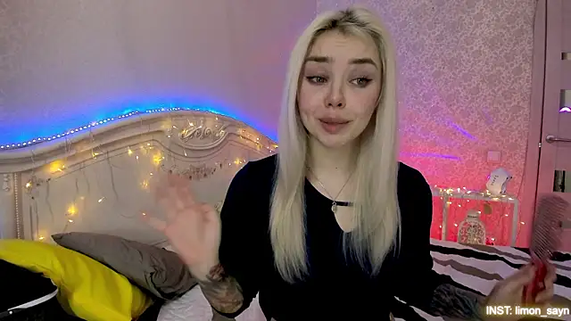 LillyMoure_'s cam snapshot