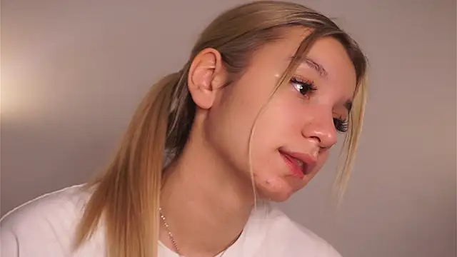 BrynnHolverson live sex cam