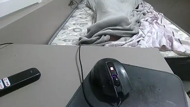 JUNINHOLEKEJR live sex cam