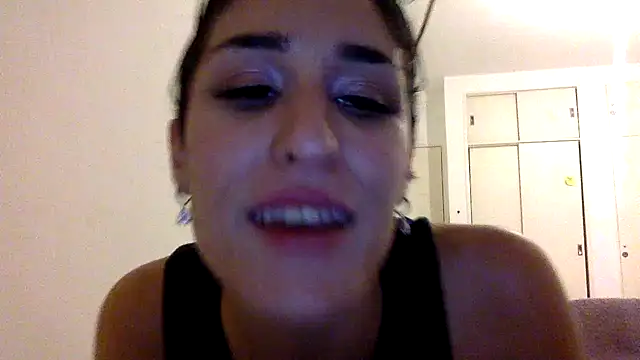 kendrafarq's cam snapshot