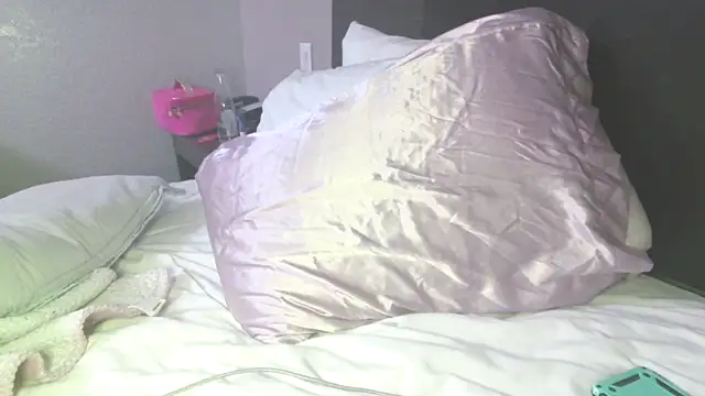 TheCougarNextDoor's cam snapshot