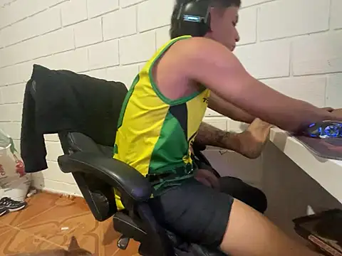 Max_TheHorseDick live sex cam