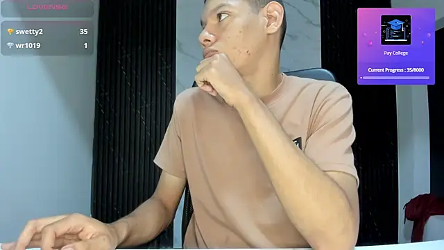 milo_cruz_'s cam snapshot