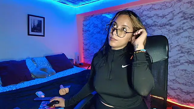 Camila_IRoose's cam snapshot