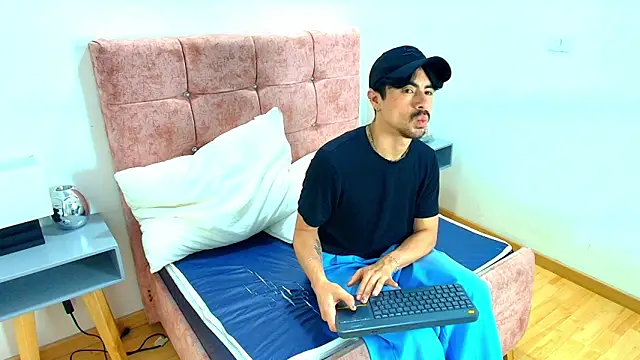 Ethan_Briggs_'s cam snapshot