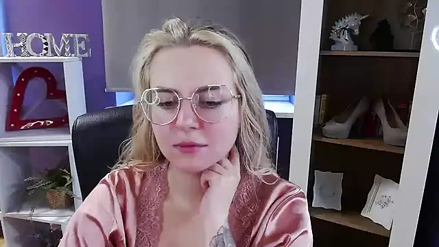 Zoey_Erotic's cam snapshot