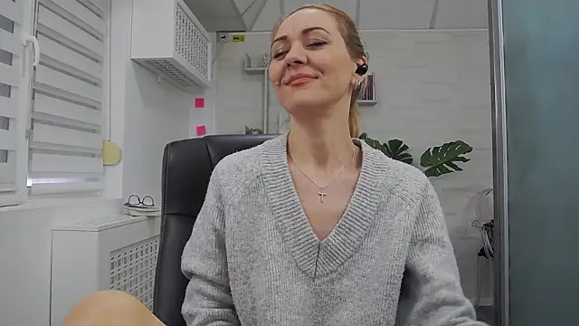 EllaMilf_'s cam snapshot