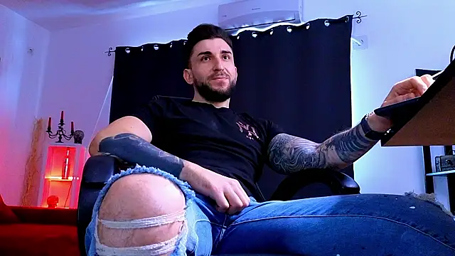 MightyAaron66 live sex cam