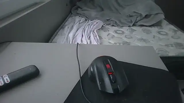 JUNINHOLEKEJR live sex cam