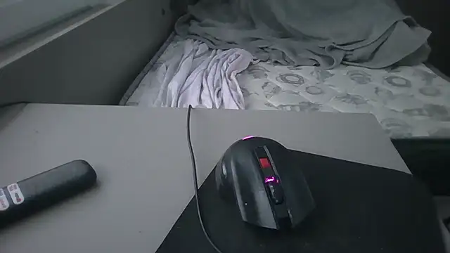 JUNINHOLEKEJR live sex cam