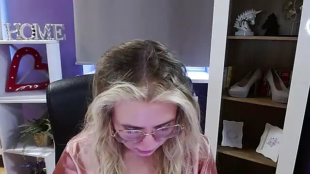 Zoey_Erotic's cam snapshot