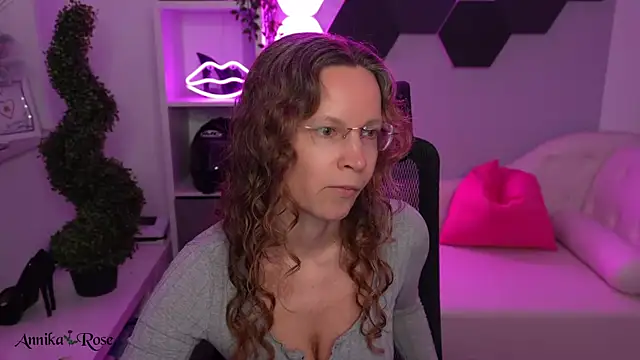 AnnikaRose live sex cam