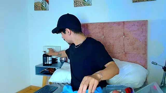 Ethan_Briggs_'s cam snapshot