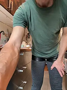 SexyLeon8's cam snapshot