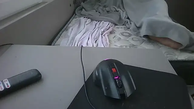 JUNINHOLEKEJR live sex cam