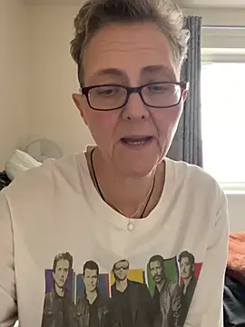 Curvy-Jinx live sex cam