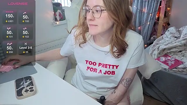 urstripchatgf's cam snapshot