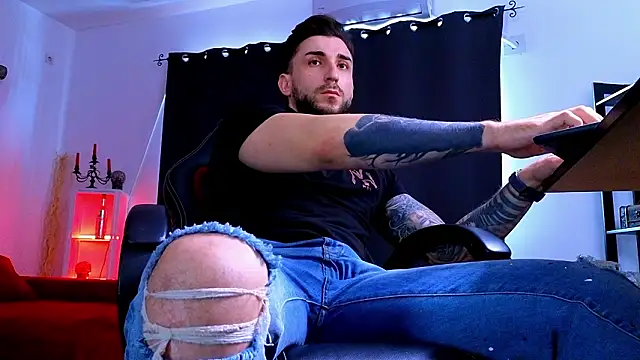 MightyAaron66 live sex cam