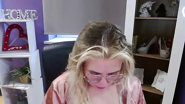 Zoey_Erotic's cam snapshot