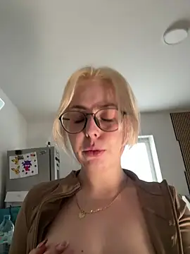 Livewithlucy live sex cam