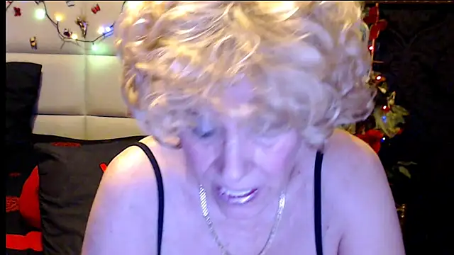 HappyWomanOn's cam snapshot