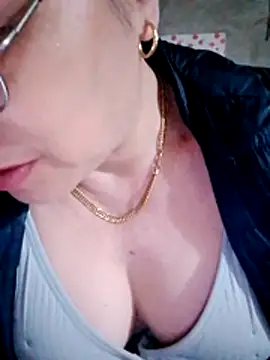 small-house123's cam snapshot