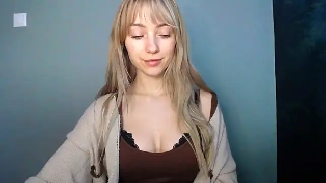 LuciaYoung live sex cam