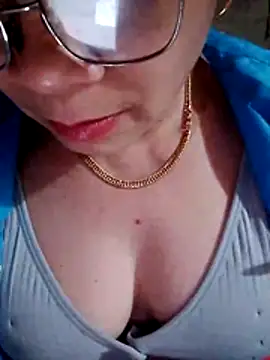 small-house123's cam snapshot