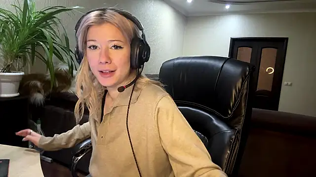 LadyFoxLove's cam snapshot