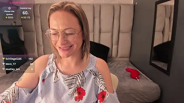 Charlot_milf's cam snapshot