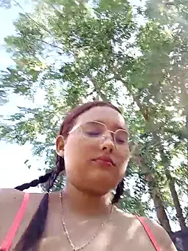 young_dairy01's cam snapshot