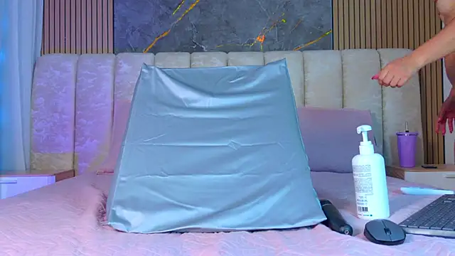 mia_scot's cam snapshot