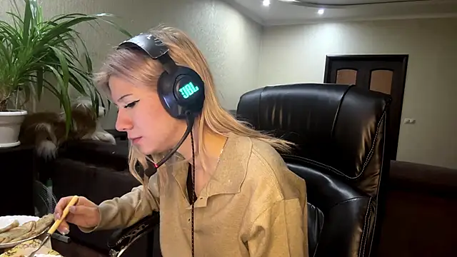 LadyFoxLove's cam snapshot