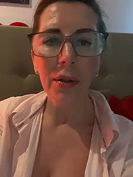 NaughtyMilla live sex cam