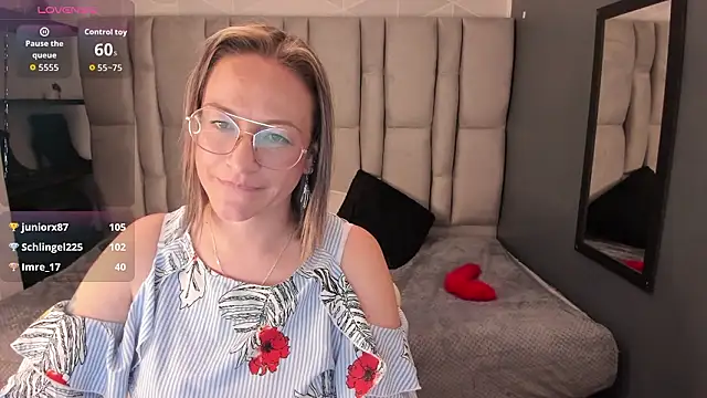 Charlot_milf's cam snapshot