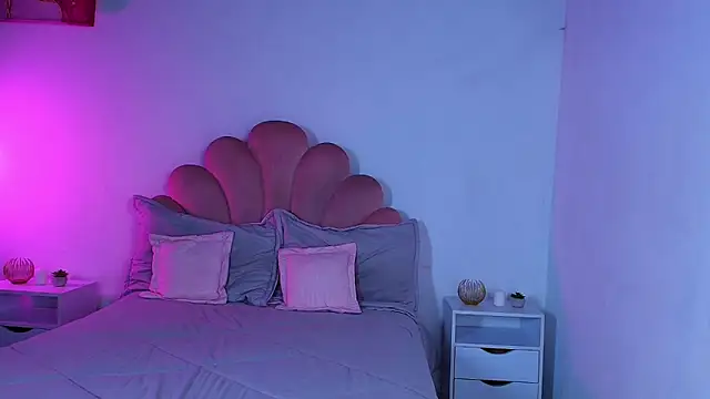 MiaColucci18's cam snapshot