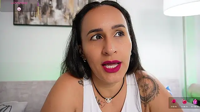 Sara_Charmy's cam snapshot