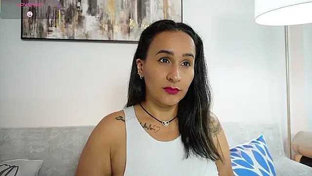 Sara_Charmy's cam snapshot