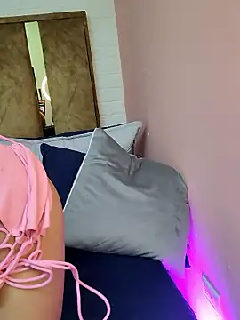 Lauraa_pink12's cam snapshot