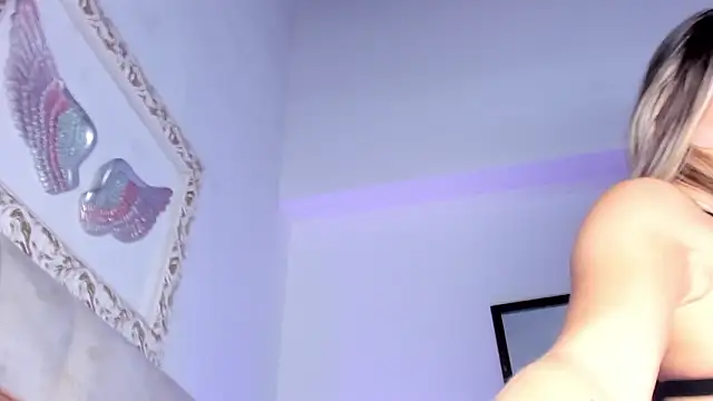 Lola_Blondie's cam snapshot