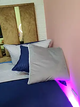 Lauraa_pink12's cam snapshot