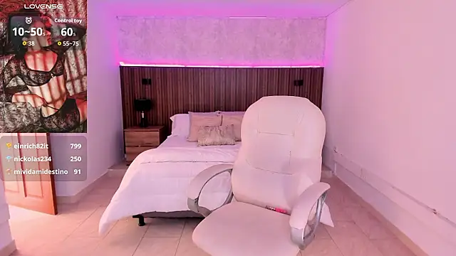 karlaa_james's cam snapshot