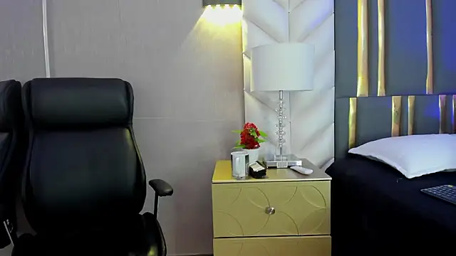 ChloeHarper_'s cam snapshot