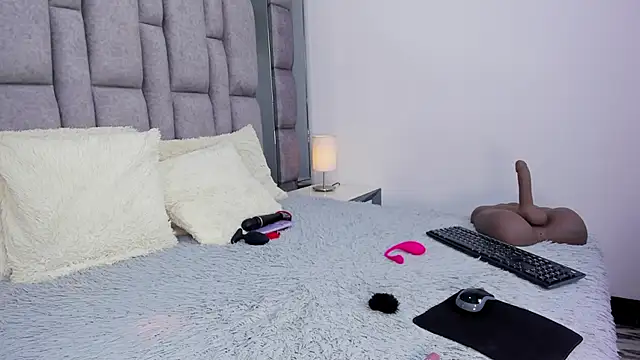 EMMAHILL1 live sex cam