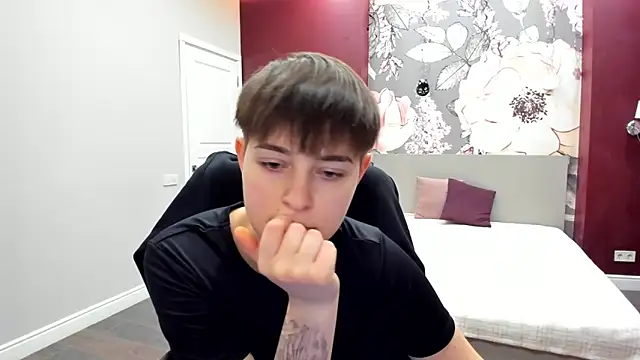 EmiliaYours's cam snapshot