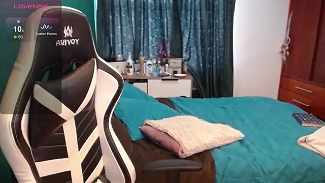 alice_middlee's cam snapshot