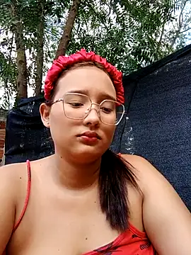 young_dairy01's cam snapshot