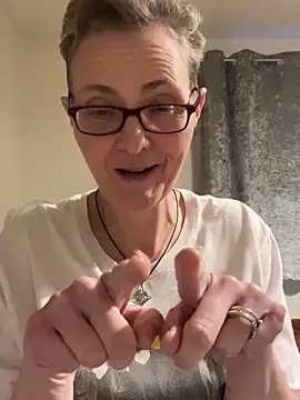 Curvy-Jinx live sex cam