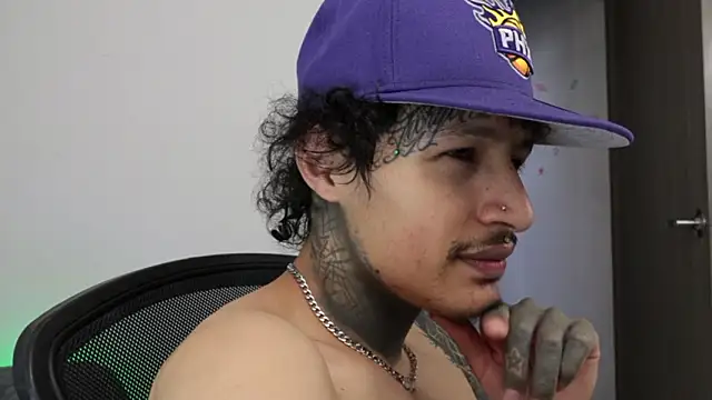 trieone live sex cam