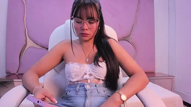 Aisha_Leenss's cam snapshot